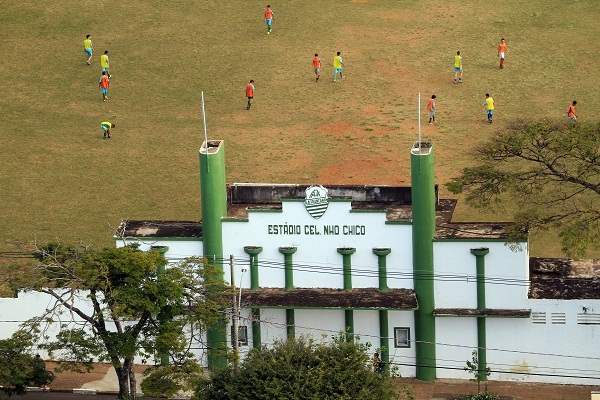 Ontem uma inspeção foi realizada no estádio Coronel Nhô Chico com a intenção de estudar o local onde poderá ser implantado um bolsão de veículos